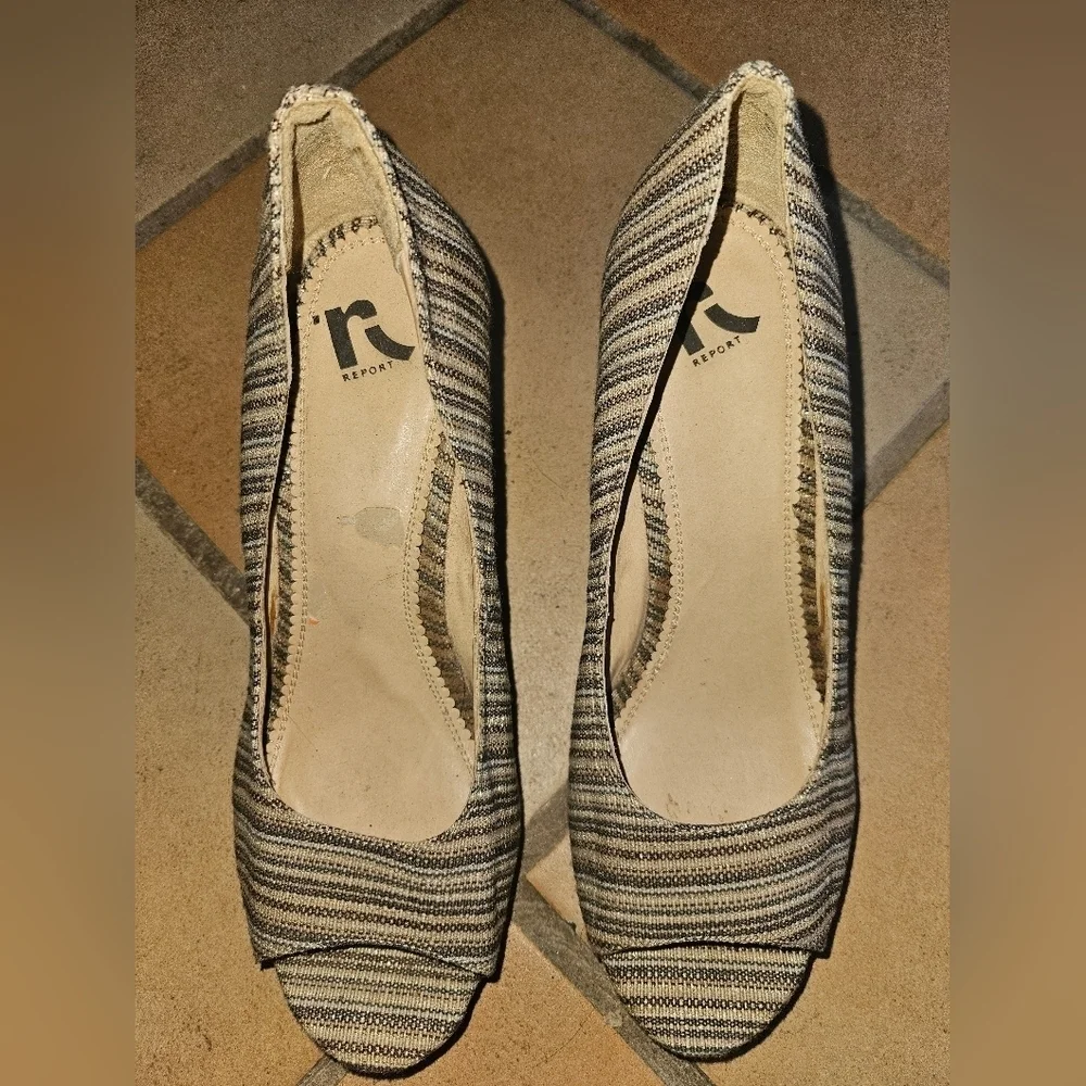 Report Womans Wedge Style Open Toe Shoe Size 10